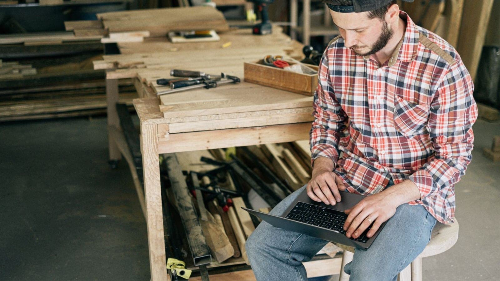 Natalia Wągiel, księgowa Biesek Advies & Boekhouding, pokazuje formularz Belastingdienst dla przedsiębiorców