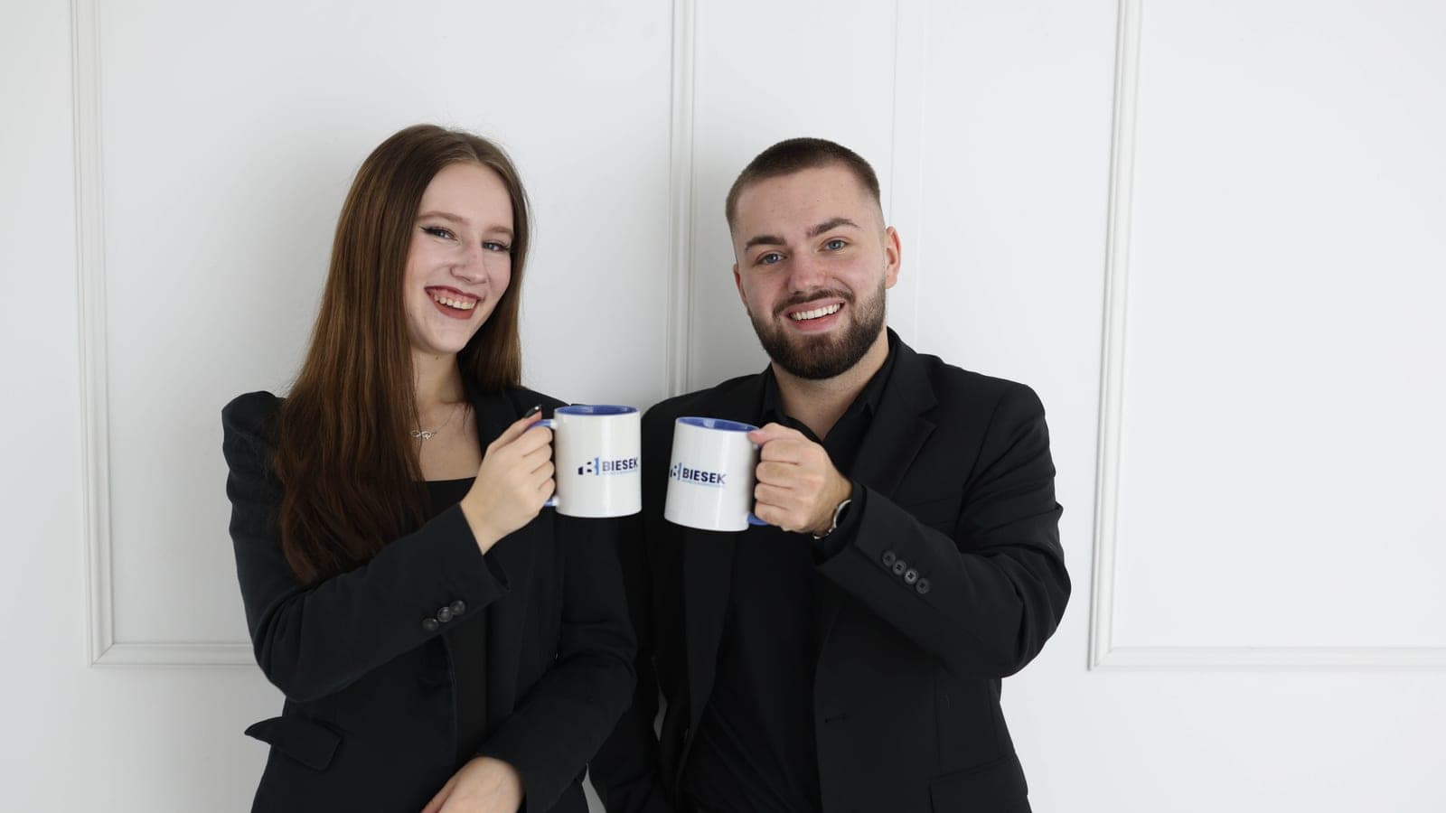 Natalia Wągiel i Nikodem Biesek z kubkami Biesek